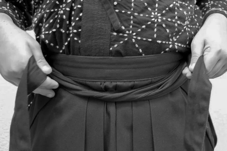 Step 14 of tying the hakama