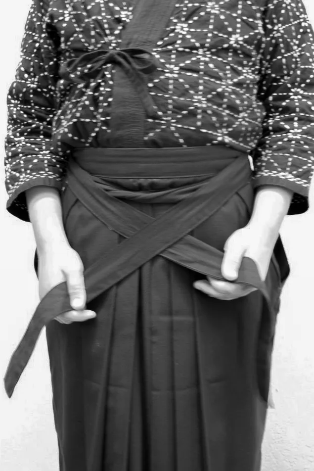 Step 15 of tying the hakama
