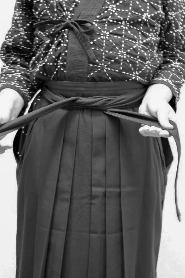 Step 17 of tying the hakama
