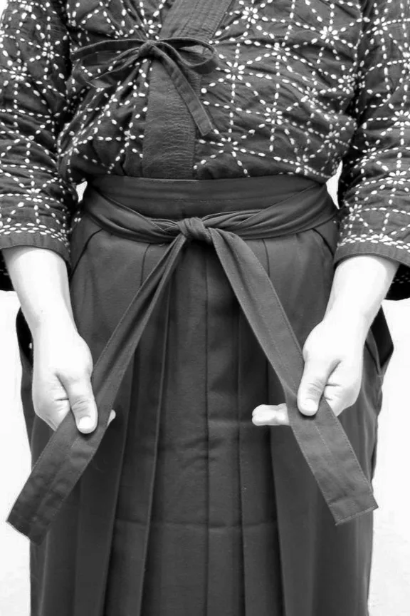 Step 18 of tying the hakama